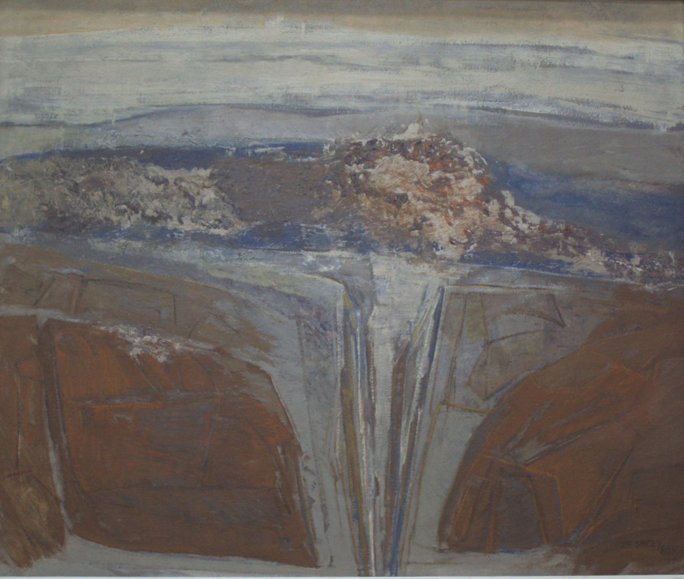 A ravine seen frontally, its brown walls fanning out towards a pale centre under a white-grey sky.