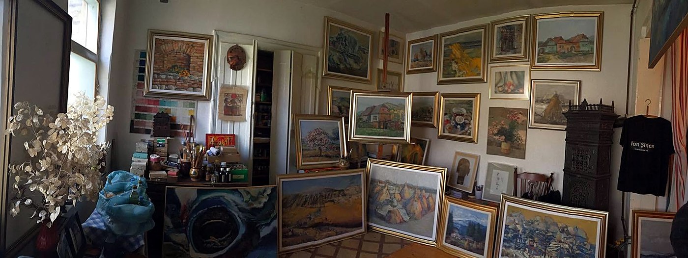 Atelierul lui Ion Șinca, plin de lucrări