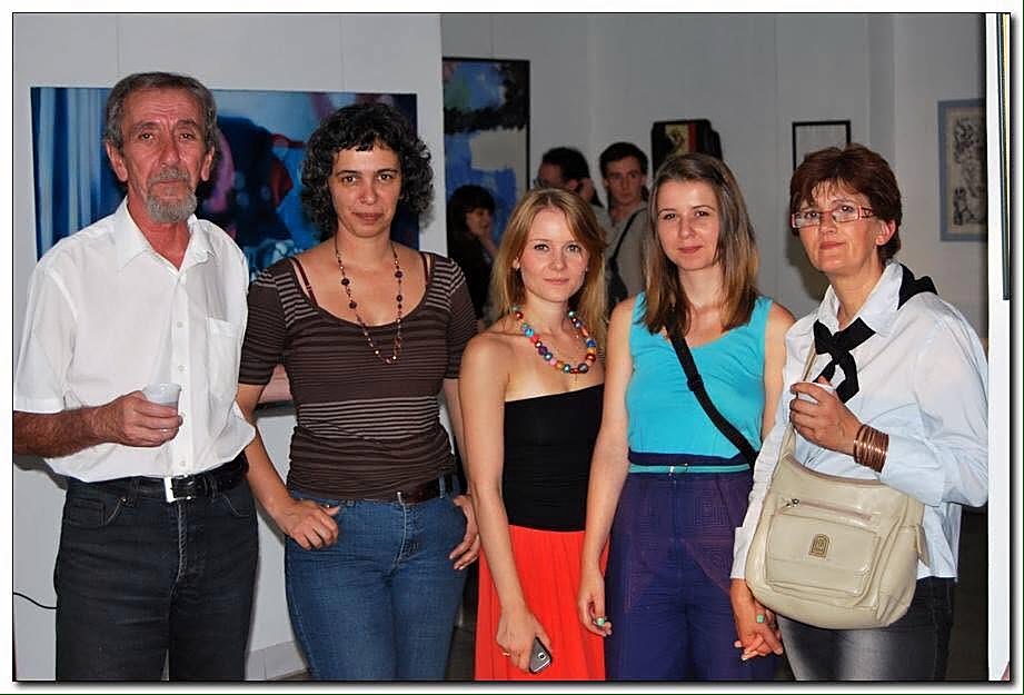 Ion Șinca alături de foștii elevi la o expoziție