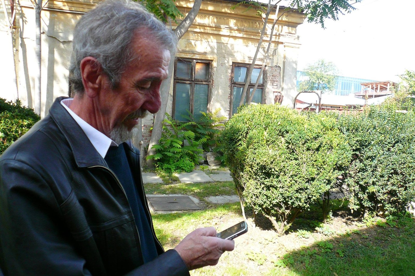 Ion Șinca în curtea atelierului său