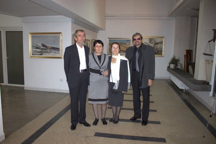 Ion Șinca alături de cuscri, la o expoziție