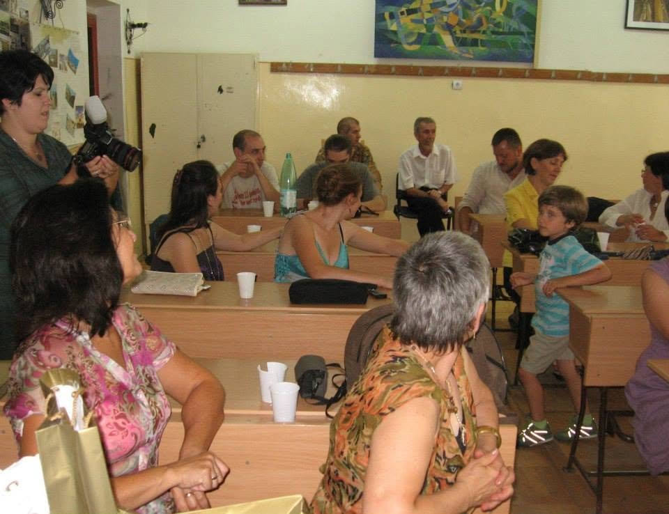 Ion Șinca la o reîntâlnire cu foștii elevi și familiile lor