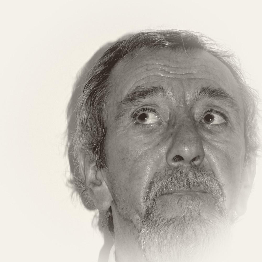 Portret alb-negru al lui Ion Șinca, în prim-plan